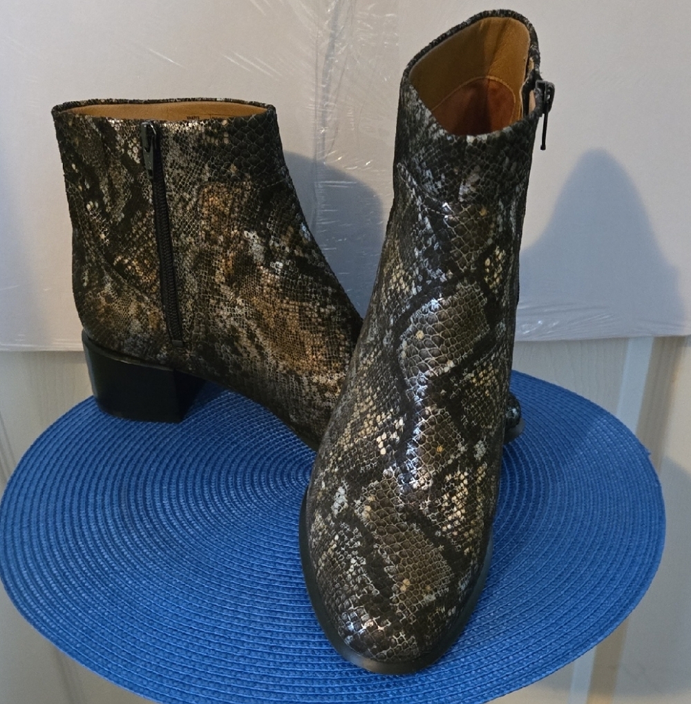NWOT Vionic Kamryn Snakeskin Pattern Ankle Boots - Black and Brown Size 10